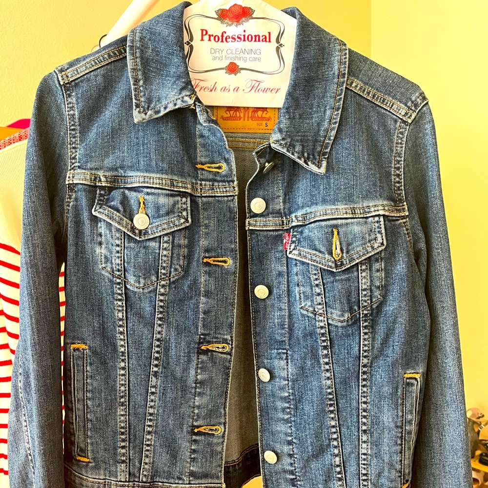 Women Levi’s Denim jacket